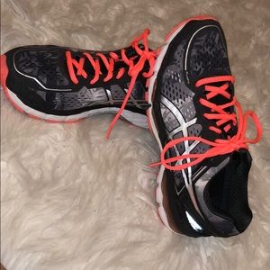 Women’s 7.5 athletic shoes